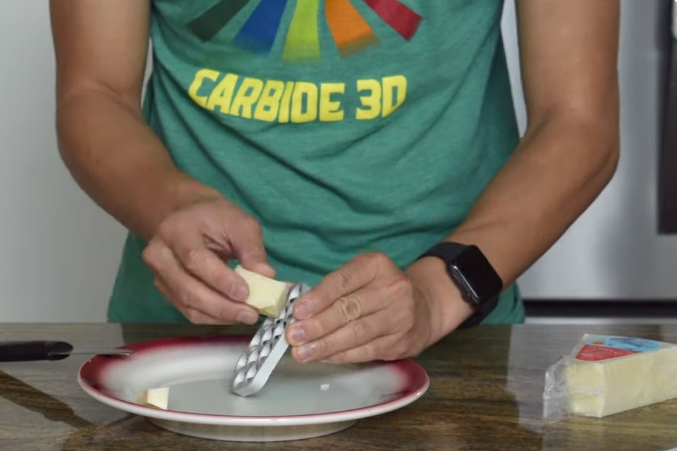 Imagem de Youtuber testou grade do Mac Pro como ralador de queijo, veja o resultado no tecmundo