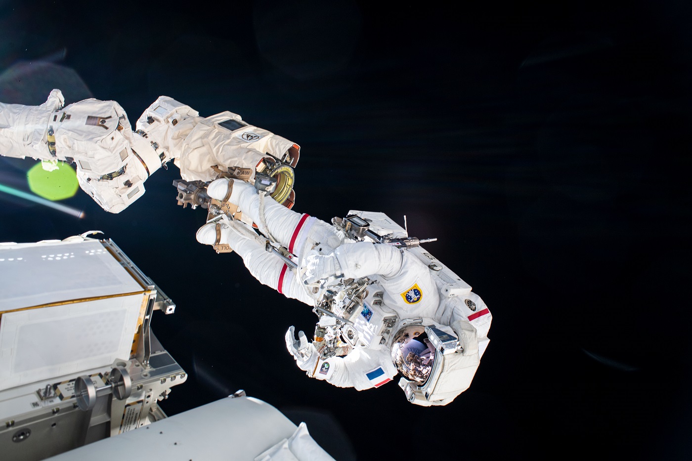 Imagem de Astronautas instalam painéis solares na Estação Espacial Internacional no tecmundo